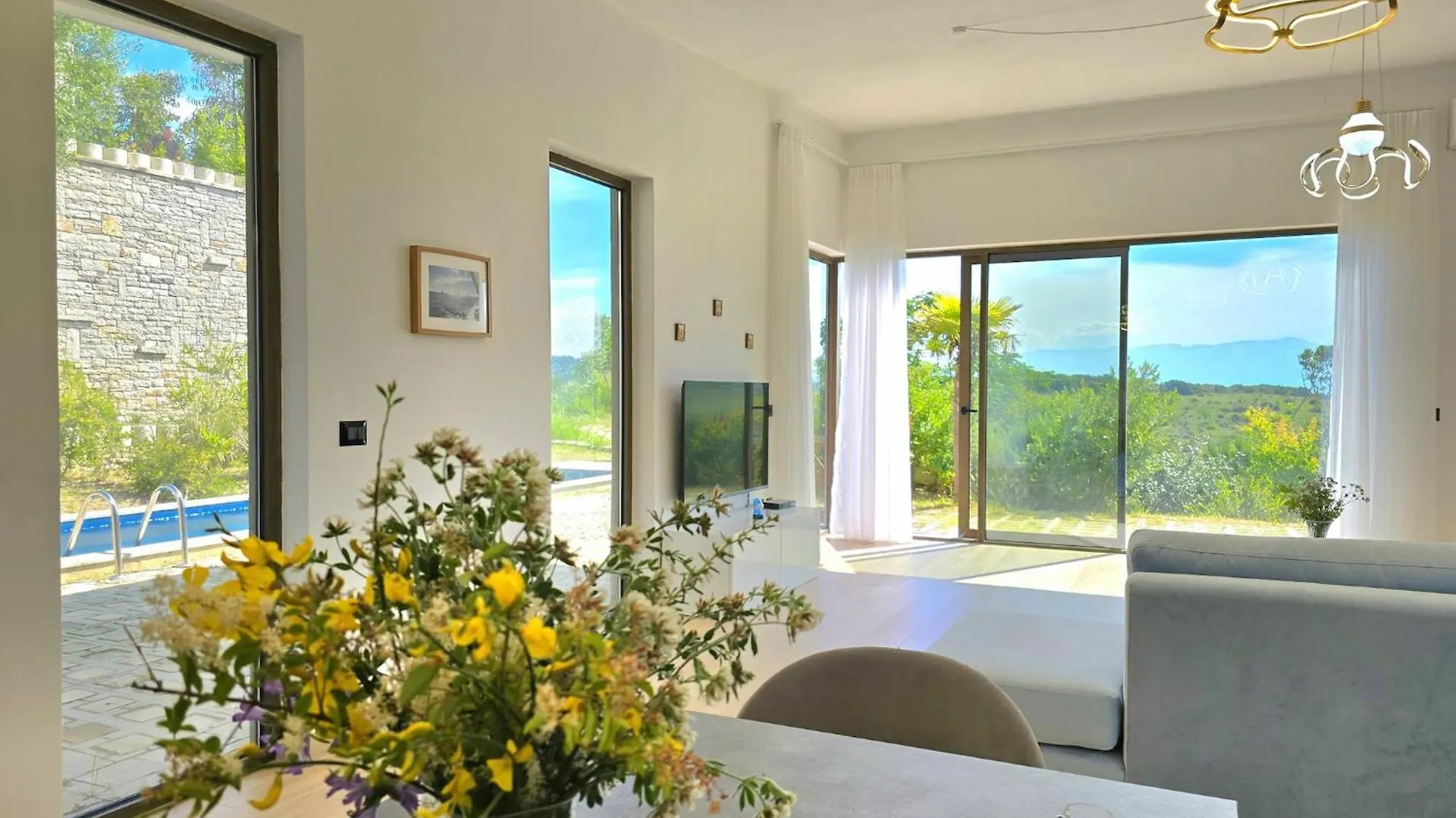 Modern Holiday Home With Sea Views Shetaj